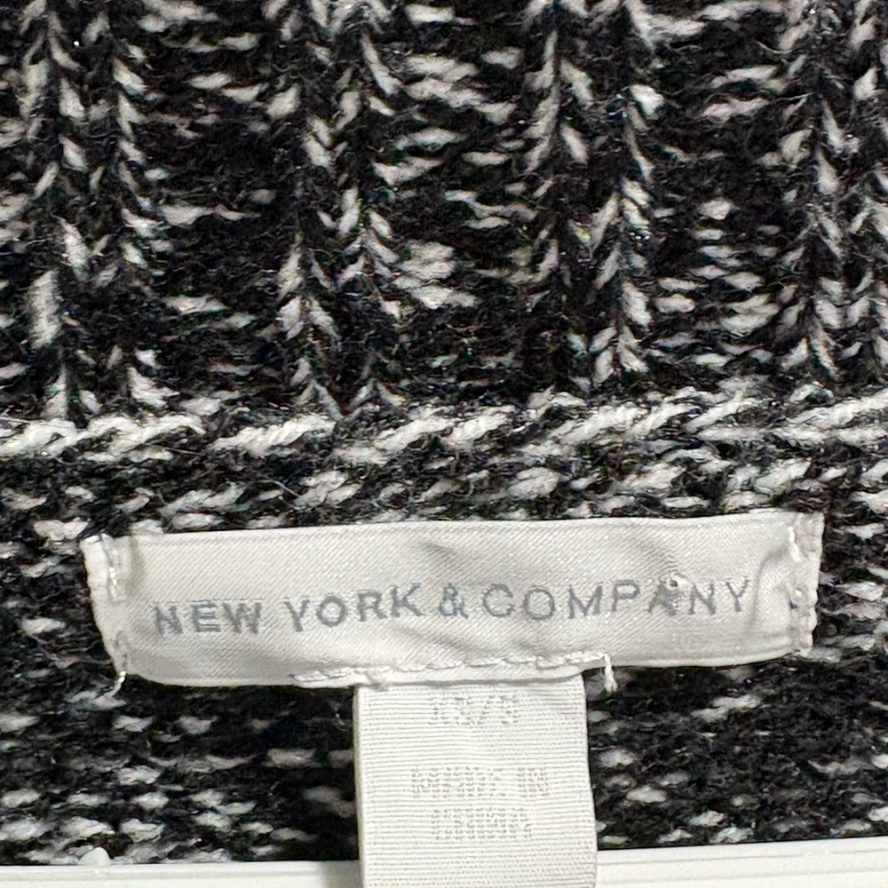 New York & Company Black and White Sweater says sm but fits large - Picture 2 of 2